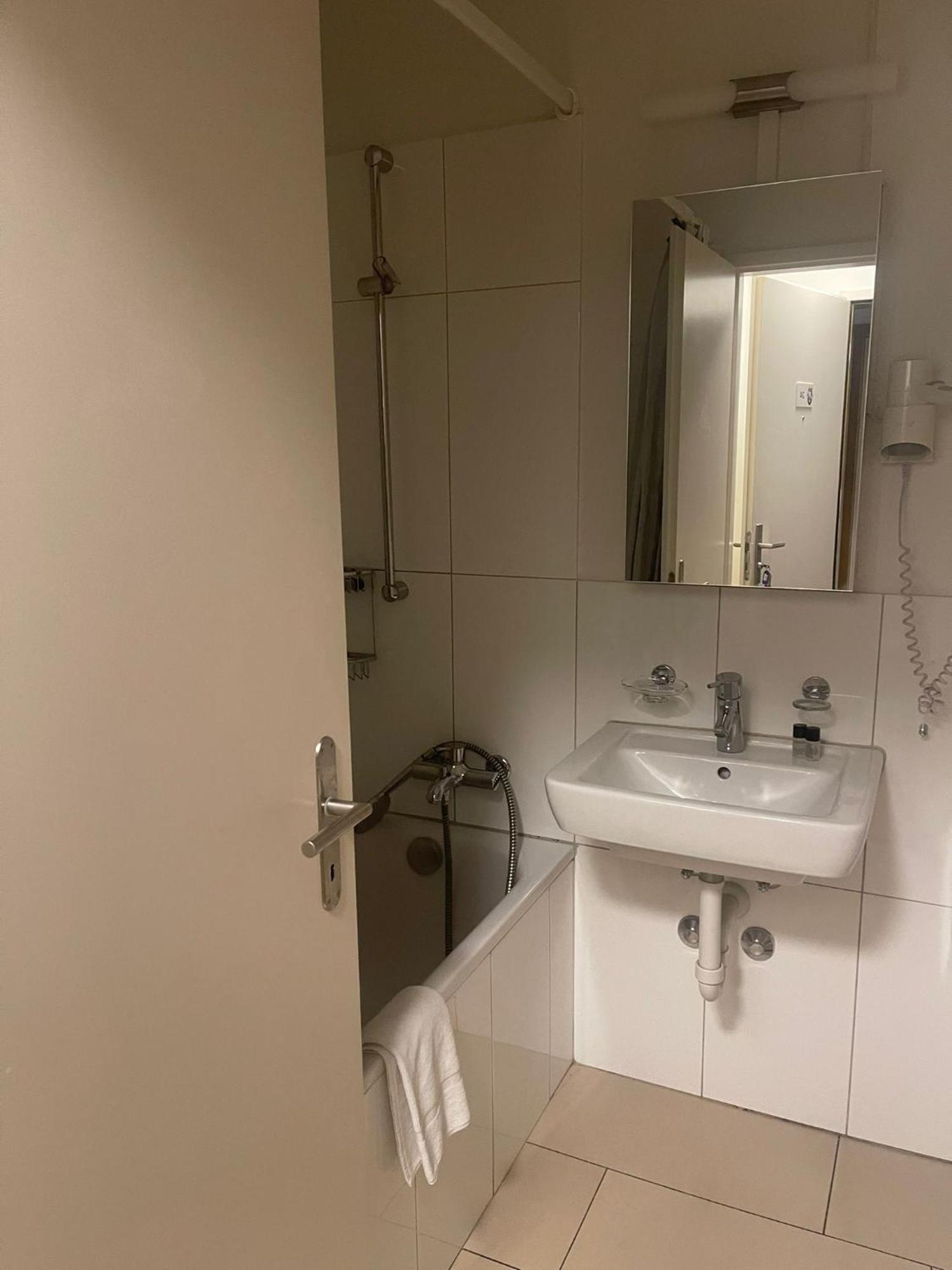 Swiss Star District 11 - Self Check-In Apartment Цюрих Екстериор снимка